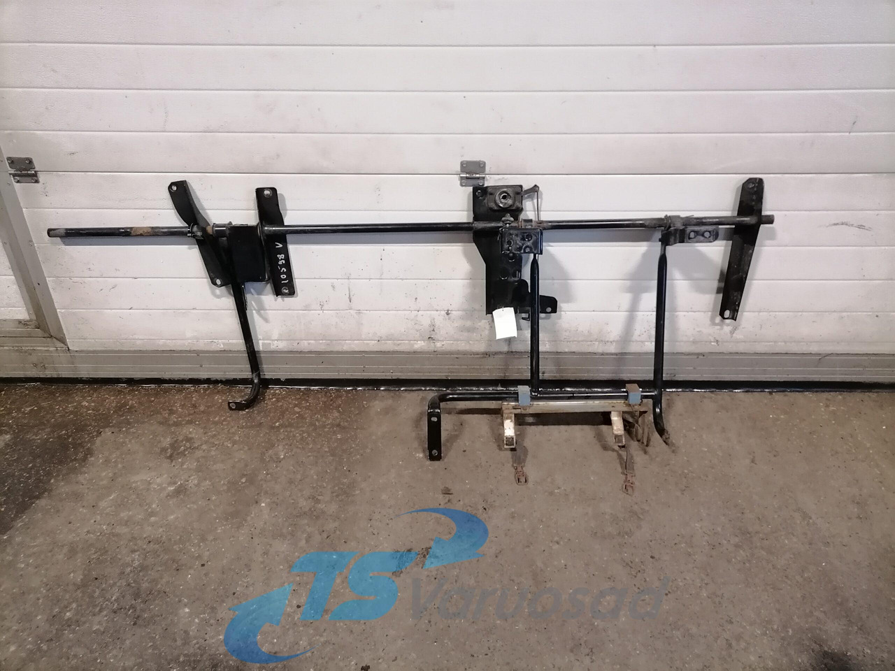 Volvo Kabiini tuulesuunaja kandur 82211420 - 범용 부품 트럭 용 : 사진 1 Volvo Kabiini tuulesuunaja kandur 82211420 - 범용 부품 트럭 용 : 사진 1