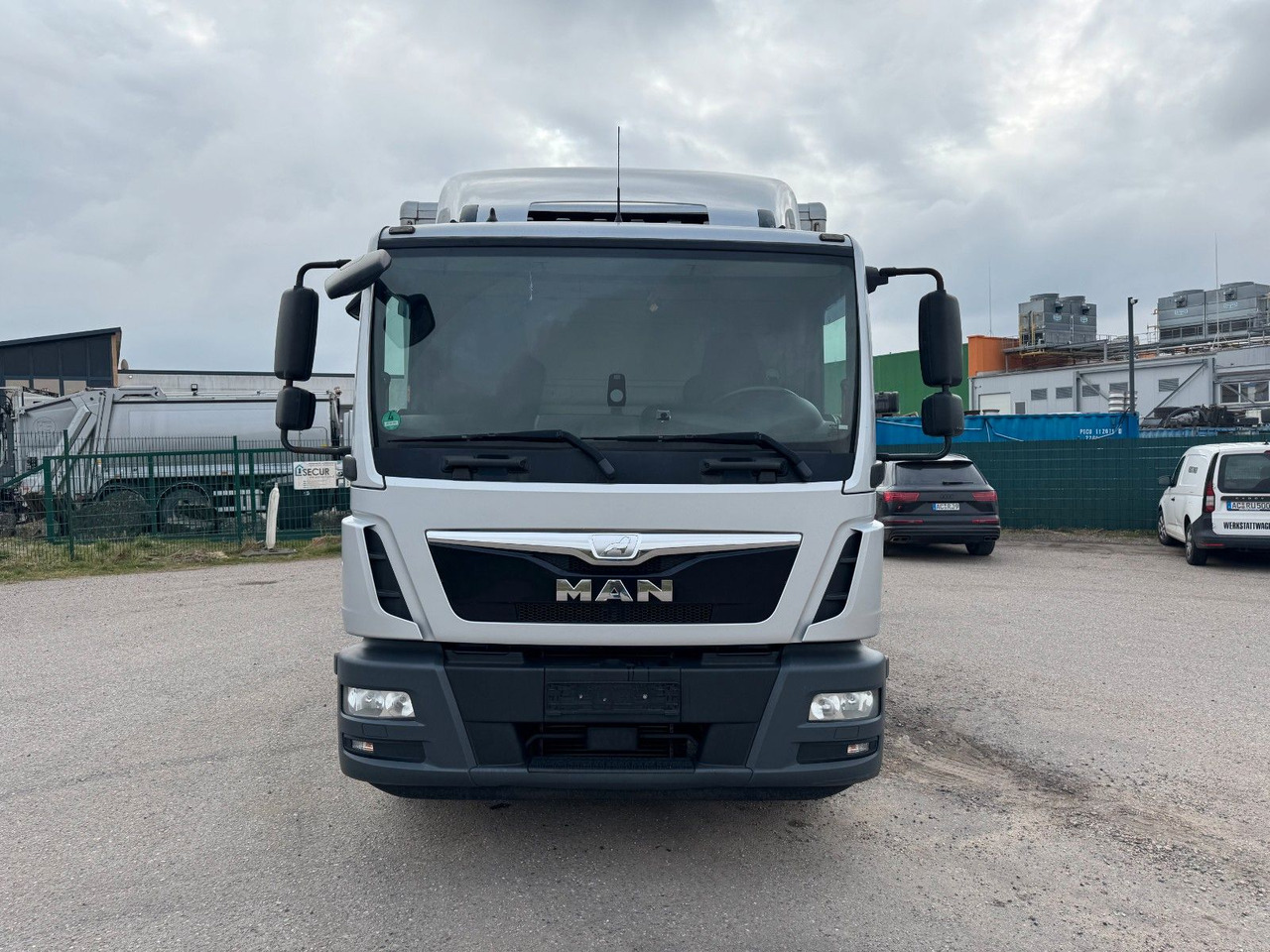 MAN 15.290 4X2 Koffer mit Hebebühne AHK - 박스 트럭 : 사진 5 MAN 15.290 4X2 Koffer mit Hebebühne AHK - 박스 트럭 : 사진 5