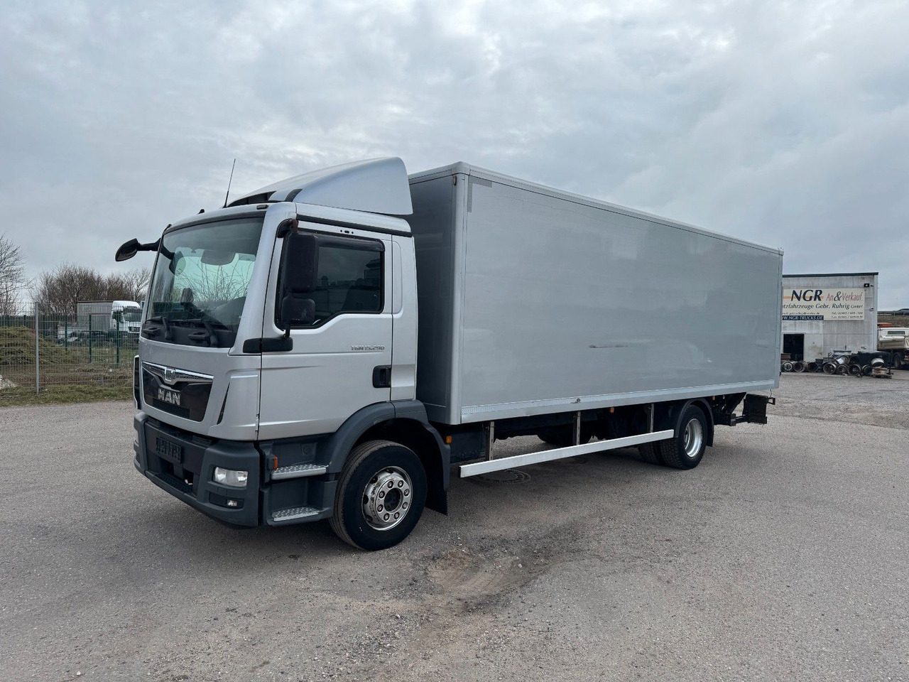 MAN 15.290 4X2 Koffer mit Hebebühne AHK - 박스 트럭 : 사진 1 MAN 15.290 4X2 Koffer mit Hebebühne AHK - 박스 트럭 : 사진 1