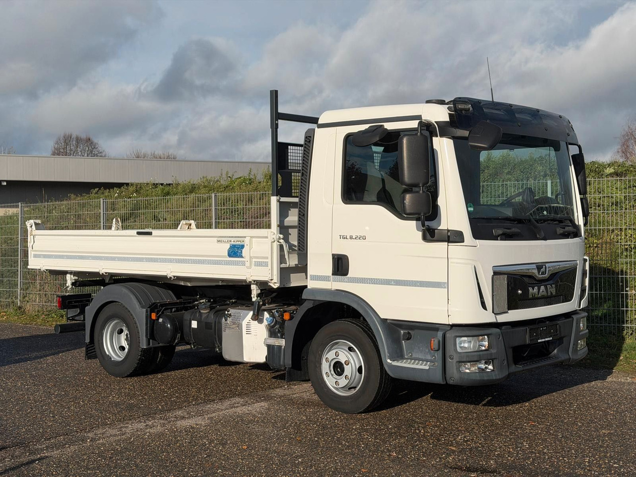 MAN 8.220 4x2 Meiller 3S. Kipper | TOP Zustand! - 덤프 밴 : 사진 5 MAN 8.220 4x2 Meiller 3S. Kipper | TOP Zustand! - 덤프 밴 : 사진 5