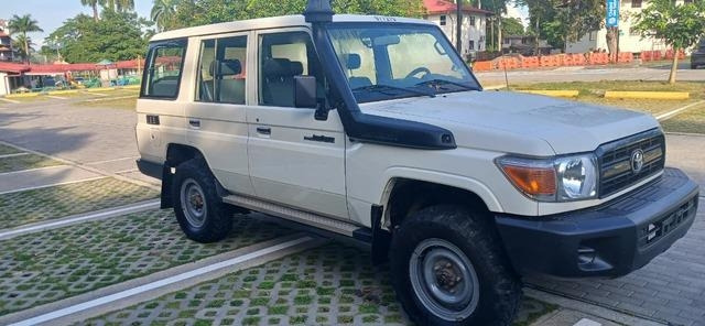 Toyota Land Cruiser 76 - 차량 : 사진 4 Toyota Land Cruiser 76 - 차량 : 사진 4