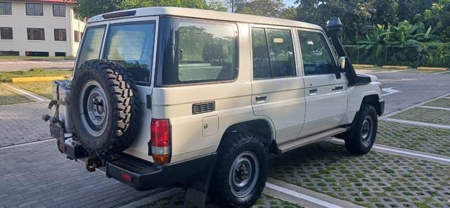 Toyota Land Cruiser 76 - 차량 : 사진 3 Toyota Land Cruiser 76 - 차량 : 사진 3