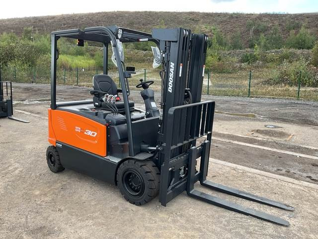 Doosan B30X-7 PLUS - 전기 지게차 : 사진 4 Doosan B30X-7 PLUS - 전기 지게차 : 사진 4
