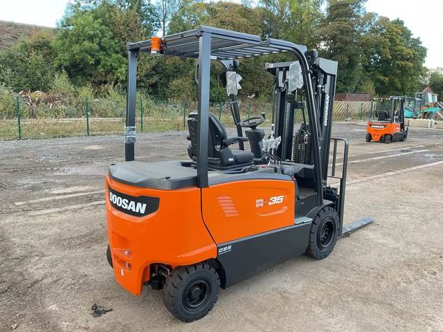 Doosan B35X-7 PLUS - 전기 지게차 : 사진 3 Doosan B35X-7 PLUS - 전기 지게차 : 사진 3