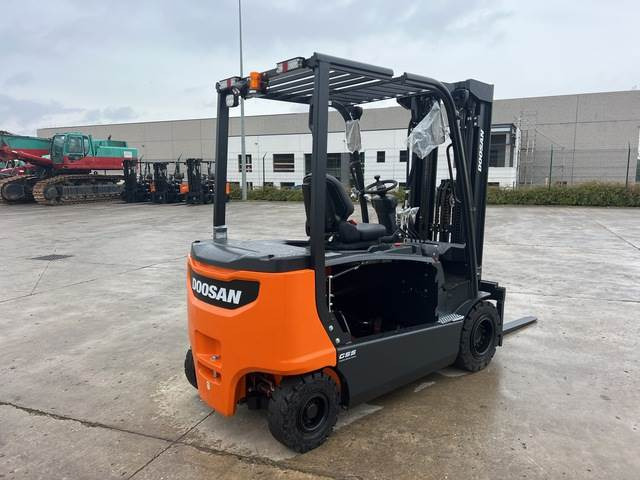 Doosan B35X-7 PLUS - 전기 지게차 : 사진 3 Doosan B35X-7 PLUS - 전기 지게차 : 사진 3