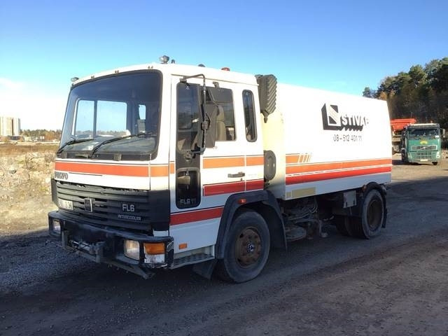 Volvo FL611 - 거리 청소 차량 : 사진 1 Volvo FL611 - 거리 청소 차량 : 사진 1
