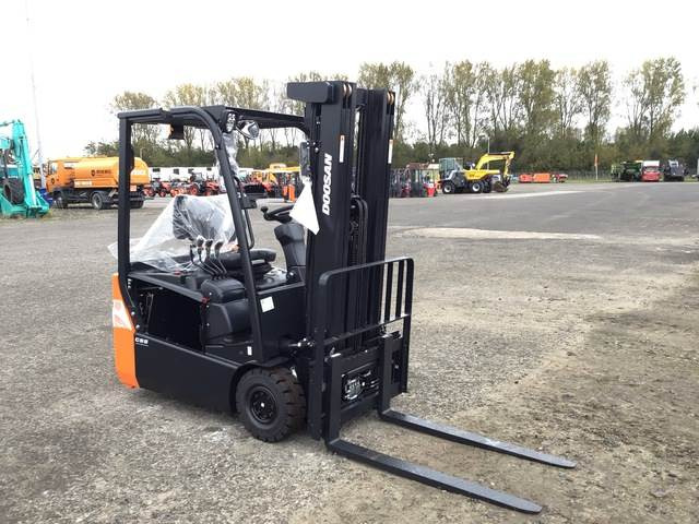 Doosan B15T-7 PLUS - 전기 지게차 : 사진 4 Doosan B15T-7 PLUS - 전기 지게차 : 사진 4
