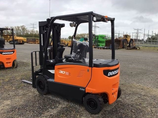 Doosan B30X-7 PLUS - 전기 지게차 : 사진 2 Doosan B30X-7 PLUS - 전기 지게차 : 사진 2