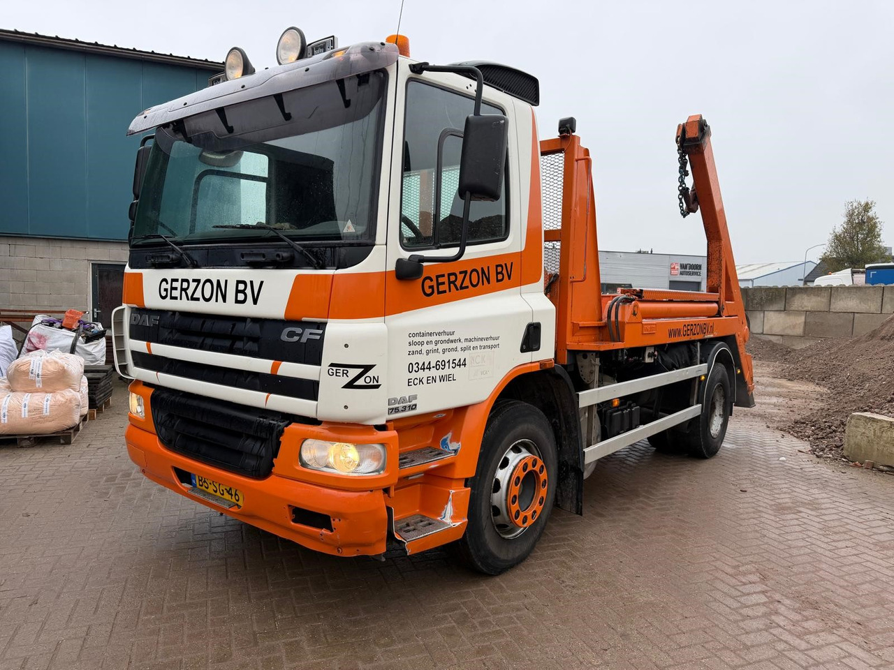 DAF CF 75.310 - 스킵 로더 트럭 : 사진 1 DAF CF 75.310 - 스킵 로더 트럭 : 사진 1