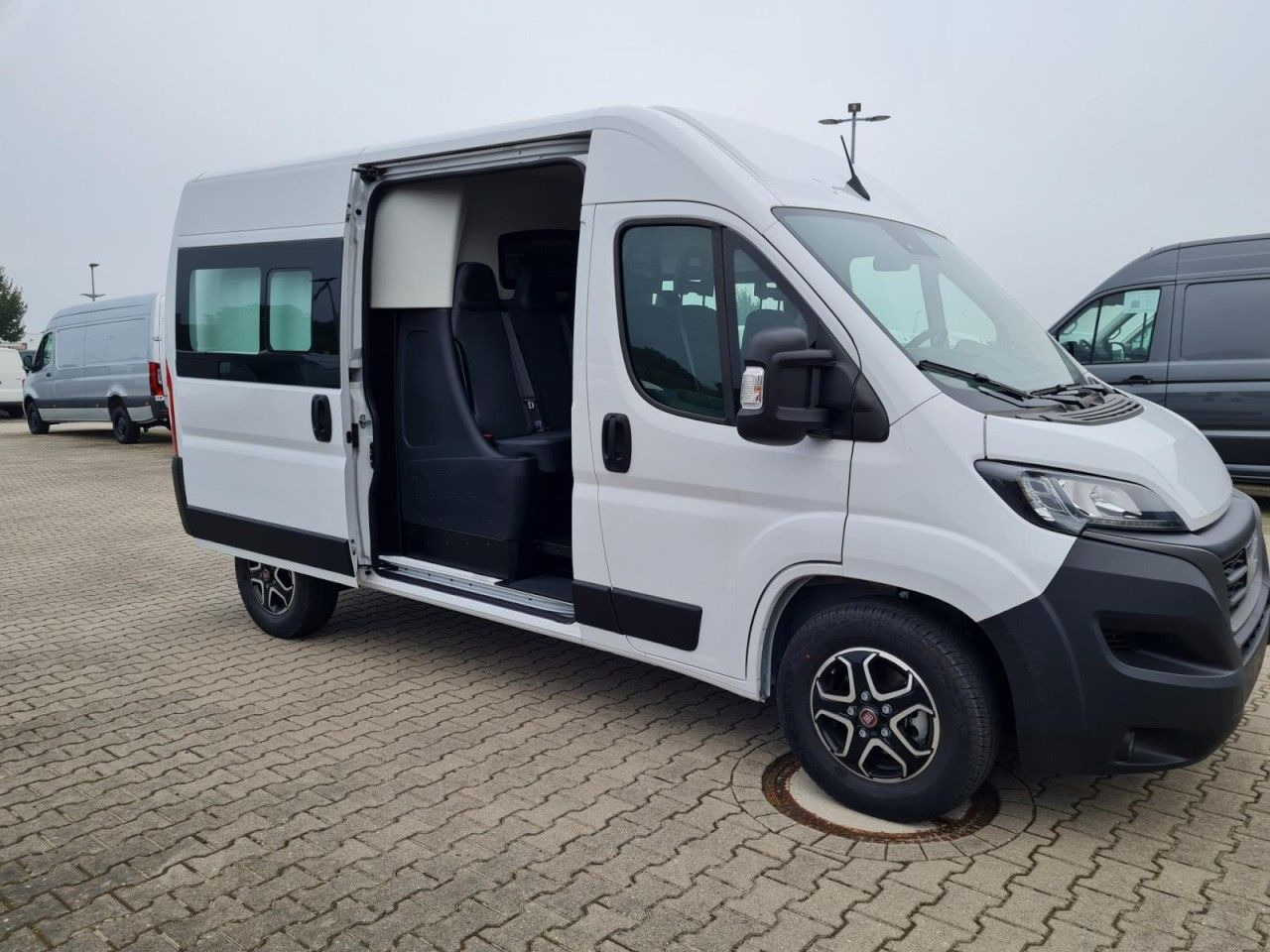 Fiat Ducato 35 Kasten Doka 7-Sitze 2x Schiebetür Maxi - 패널 밴, 콤비 밴 : 사진 3 Fiat Ducato 35 Kasten Doka 7-Sitze 2x Schiebetür Maxi - 패널 밴, 콤비 밴 : 사진 3