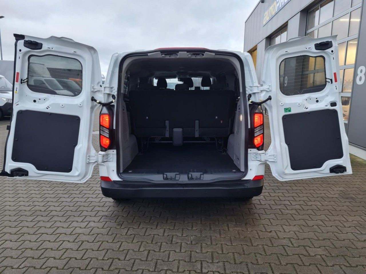 Ford Transit Custom Kombi 320 L2 Trend 9 Sitze KAMERA - 차량 : 사진 5 Ford Transit Custom Kombi 320 L2 Trend 9 Sitze KAMERA - 차량 : 사진 5