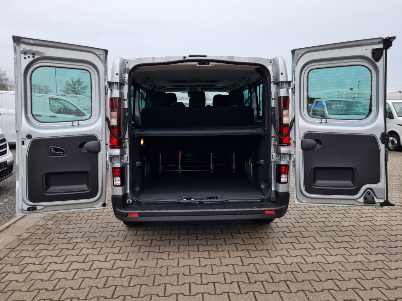 Renault Trafic Kombi 9-Sitze L2 Grand Equilibre KLIMA TEMPOMAT - 콤비 밴 : 사진 5 Renault Trafic Kombi 9-Sitze L2 Grand Equilibre KLIMA TEMPOMAT - 콤비 밴 : 사진 5