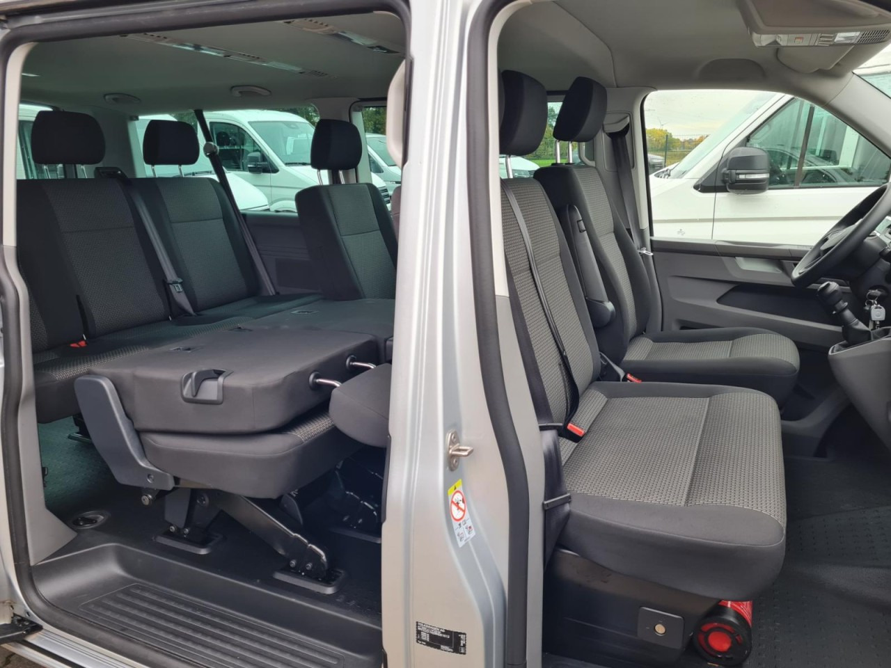 Volkswagen T6.1 Caravelle TDI lang 9 Sitzer 2 Schiebetüren Trendl. - 소형 버스, 승합차 : 사진 4 Volkswagen T6.1 Caravelle TDI lang 9 Sitzer 2 Schiebetüren Trendl. - 소형 버스, 승합차 : 사진 4