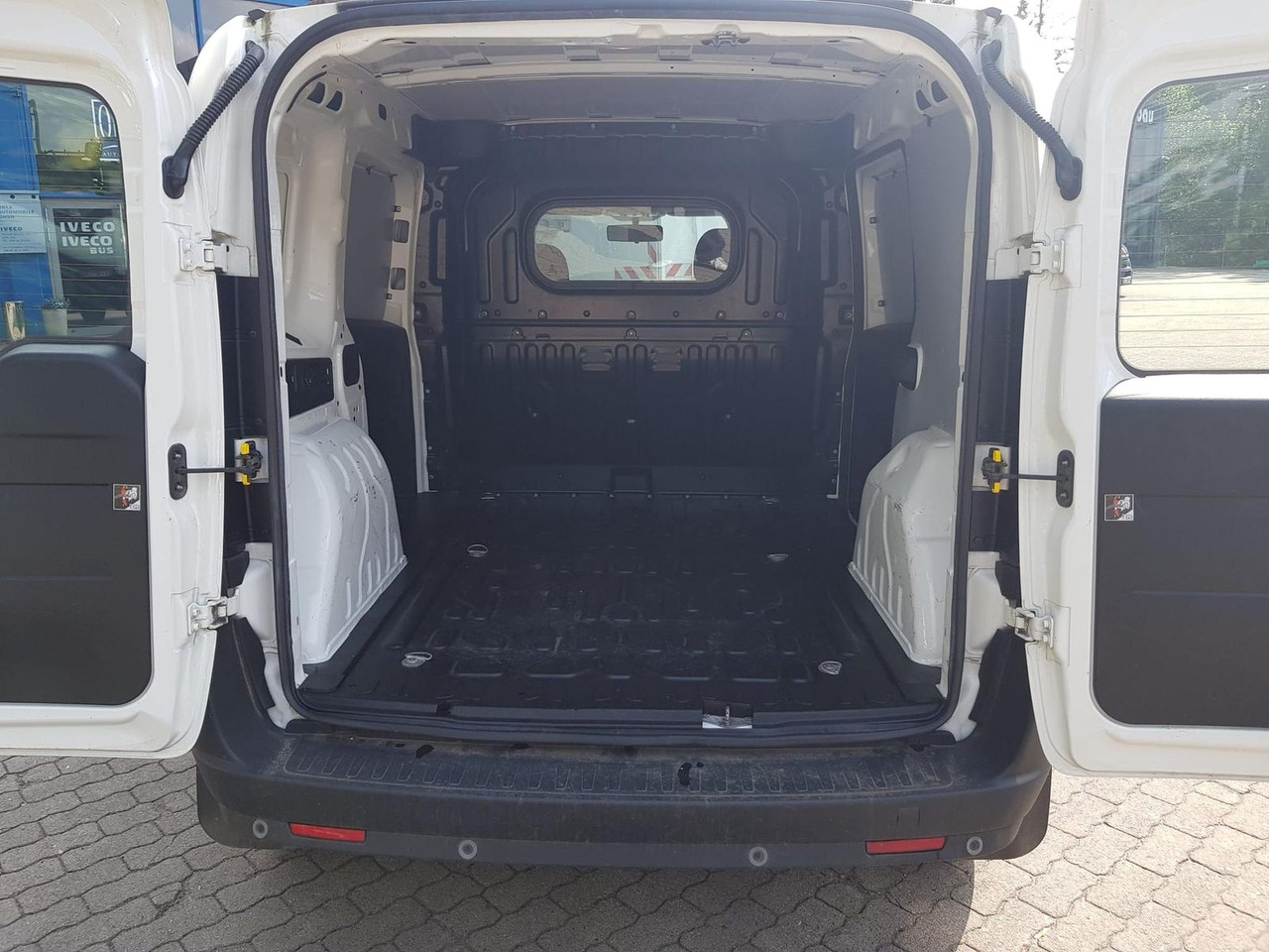 Fiat Doblo Kastenwagen SX 1.3 Klima, Radio mit Nav... - 승합차 : 사진 5 Fiat Doblo Kastenwagen SX 1.3 Klima, Radio mit Nav... - 승합차 : 사진 5