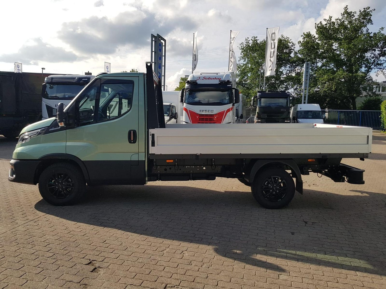 Iveco Daily 35S14HA8 Pritsche AHK 100 kW (136 PS),... - 플랫베드 밴 : 사진 2 Iveco Daily 35S14HA8 Pritsche AHK 100 kW (136 PS),... - 플랫베드 밴 : 사진 2