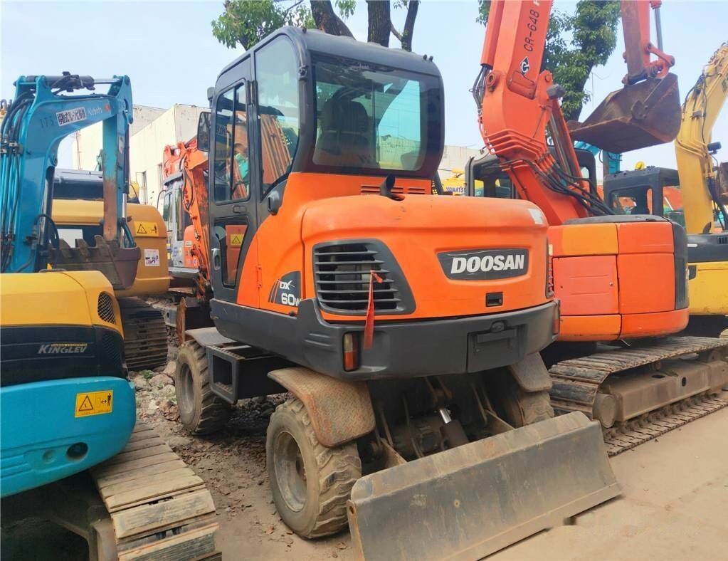 Doosan DX60 W - 휠 굴삭기 : 사진 1 Doosan DX60 W - 휠 굴삭기 : 사진 1