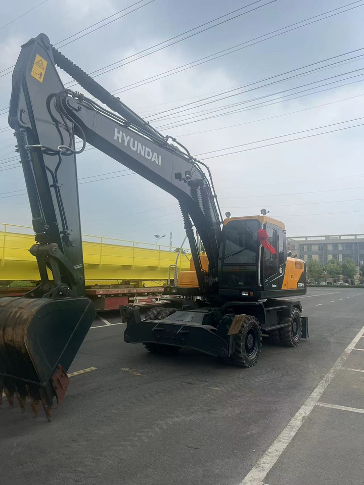 HYUNDAI R210W - 휠 굴삭기 : 사진 3 HYUNDAI R210W - 휠 굴삭기 : 사진 3