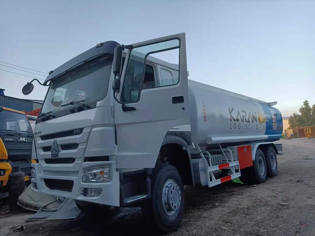 Sinotruk HOWO 6*4 Fuel Tank Truck - 유조트럭 : 사진 1 Sinotruk HOWO 6*4 Fuel Tank Truck - 유조트럭 : 사진 1