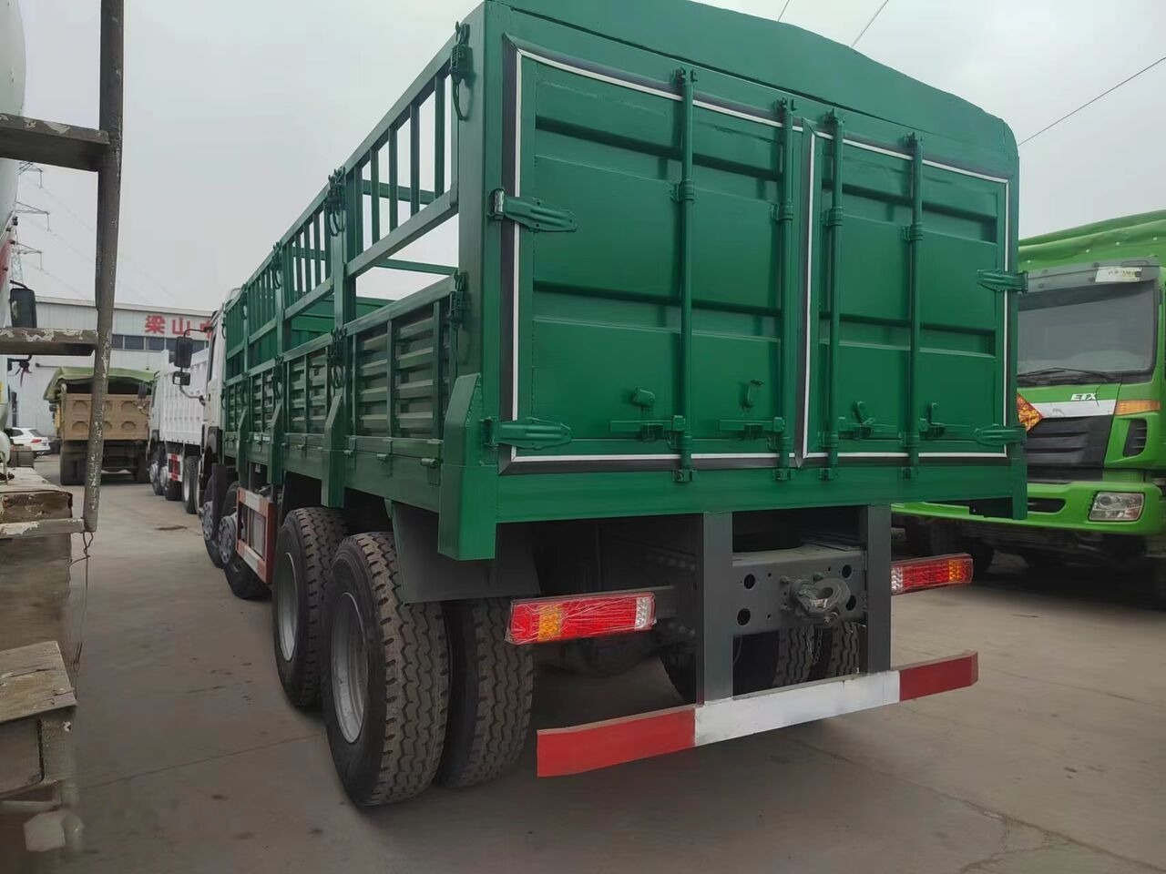 Sinotruk HOWO 8*4 Fence Truck - 드롭사이드/ 플랫베드 트럭 : 사진 4 Sinotruk HOWO 8*4 Fence Truck - 드롭사이드/ 플랫베드 트럭 : 사진 4