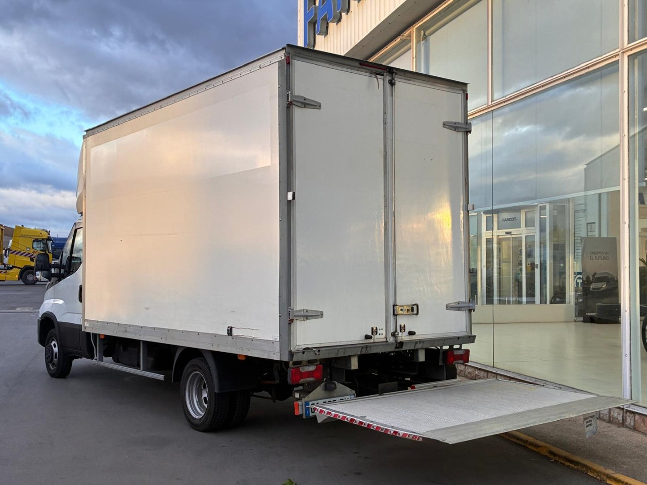 Caja cerrada IVECO 35C14 20m3 con puertas traseras y rampa elevadora - 박스 밴 : 사진 4 Caja cerrada IVECO 35C14 20m3 con puertas traseras y rampa elevadora - 박스 밴 : 사진 4
