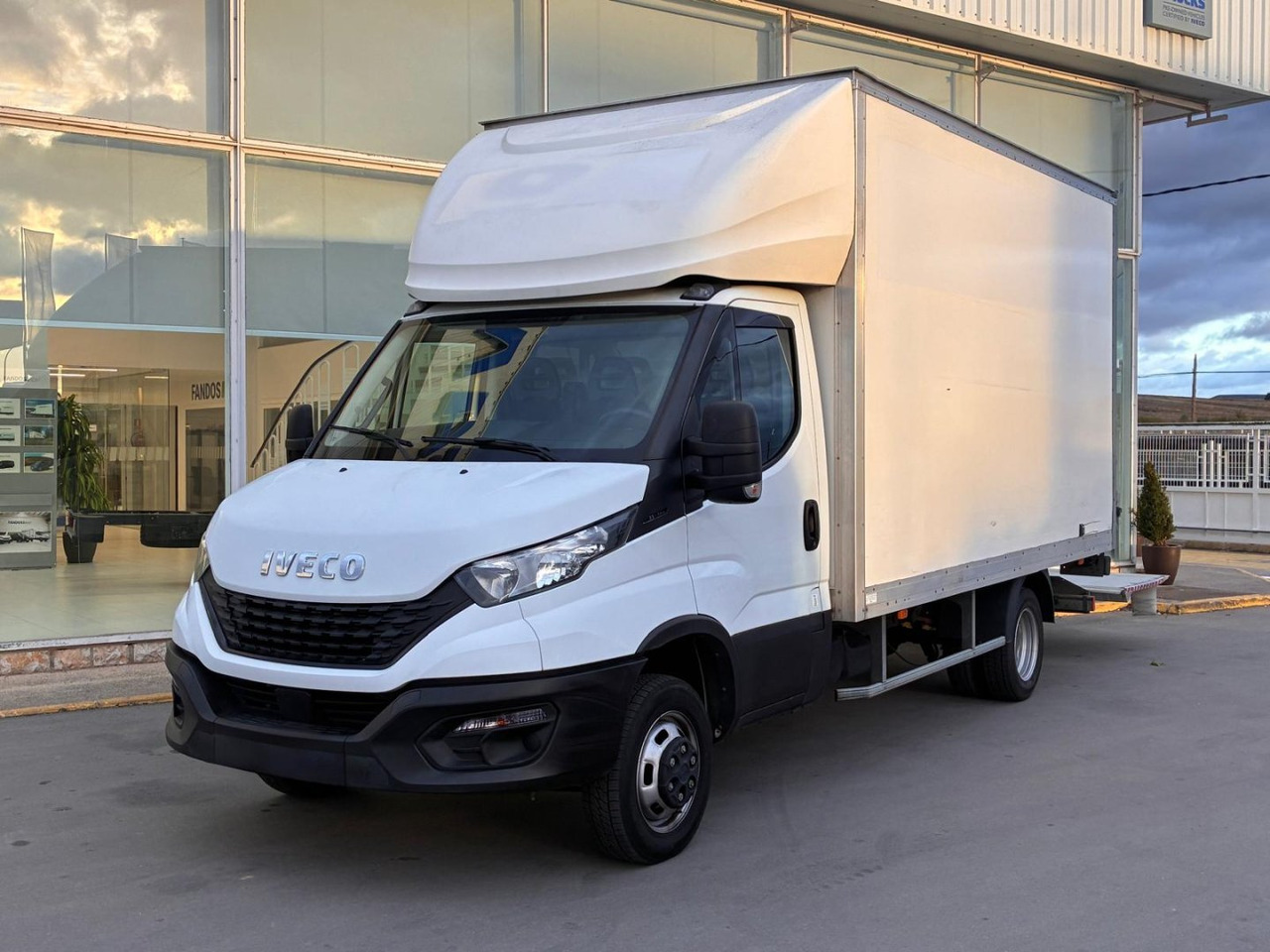 Caja cerrada IVECO 35C14 20m3 con puertas traseras y rampa elevadora - 박스 밴 : 사진 1 Caja cerrada IVECO 35C14 20m3 con puertas traseras y rampa elevadora - 박스 밴 : 사진 1