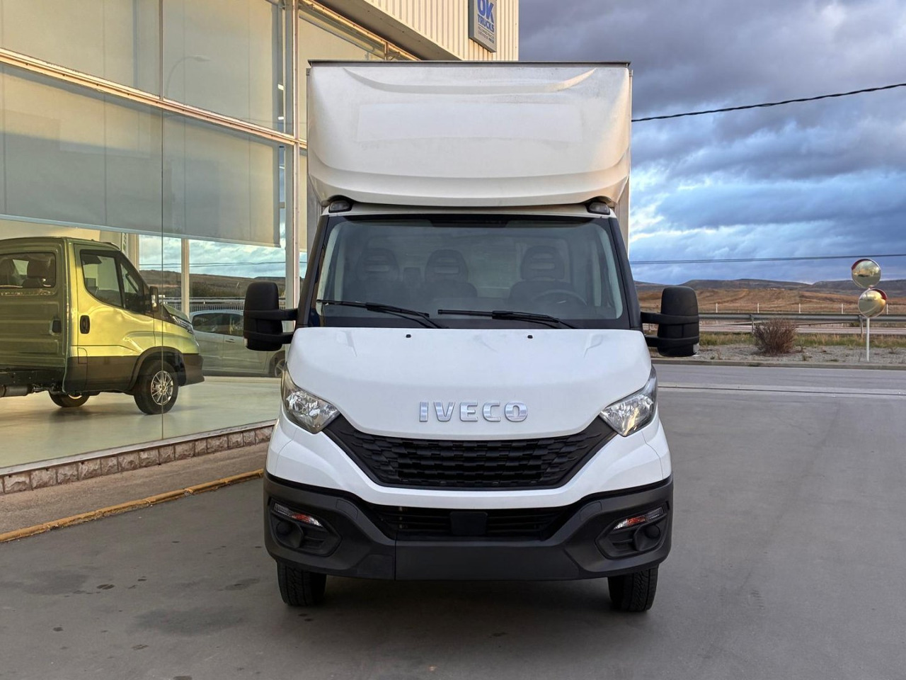 Caja cerrada IVECO 35C14 20m3 con puertas traseras y rampa elevadora - 박스 밴 : 사진 2 Caja cerrada IVECO 35C14 20m3 con puertas traseras y rampa elevadora - 박스 밴 : 사진 2