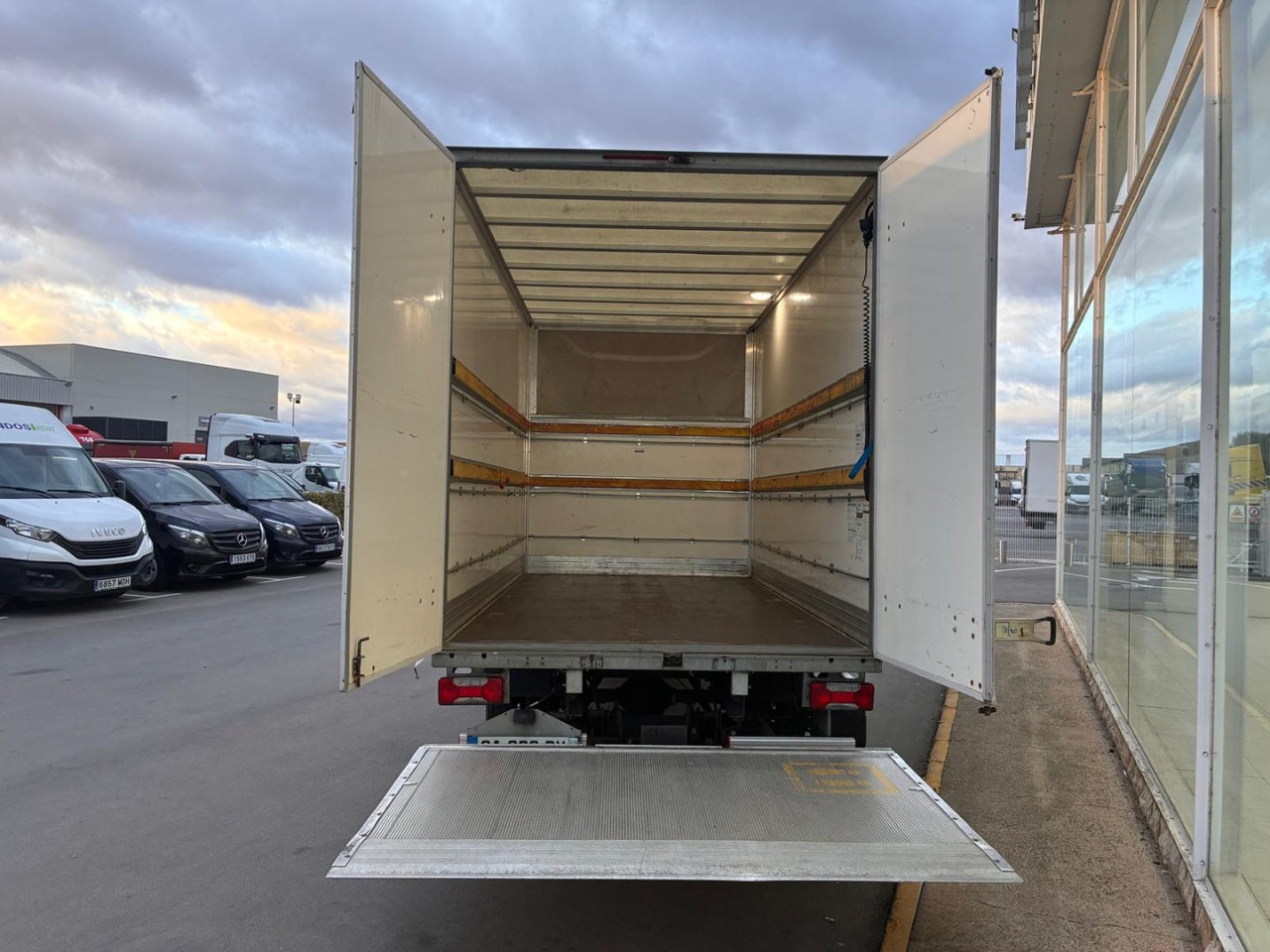 Caja cerrada IVECO 35C14 20m3 con puertas traseras y rampa elevadora - 박스 밴 : 사진 5 Caja cerrada IVECO 35C14 20m3 con puertas traseras y rampa elevadora - 박스 밴 : 사진 5