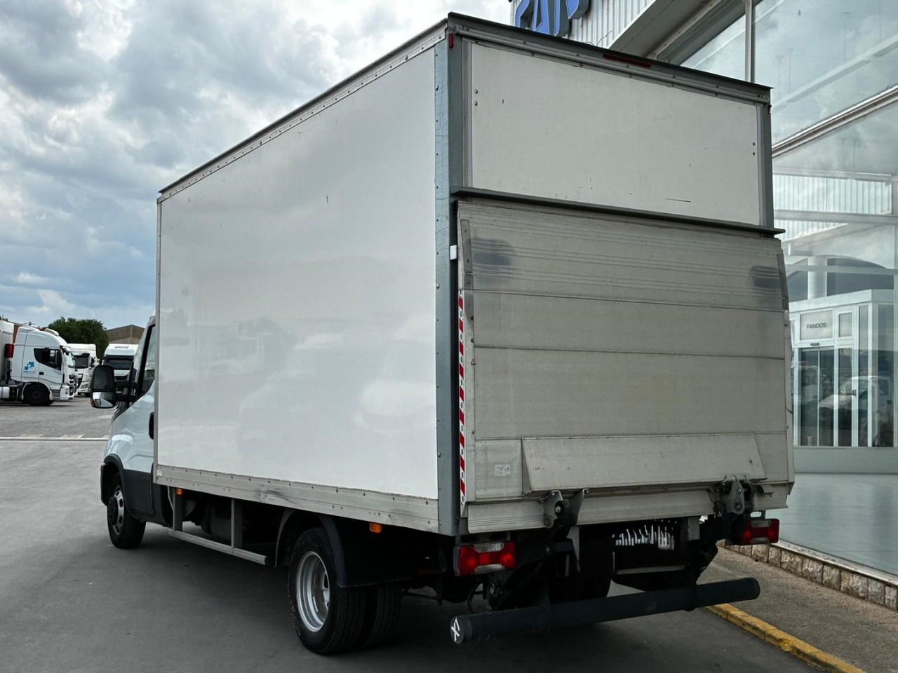 Caja cerrada IVECO 35C16 20m3 - 박스 밴 : 사진 4 Caja cerrada IVECO 35C16 20m3 - 박스 밴 : 사진 4