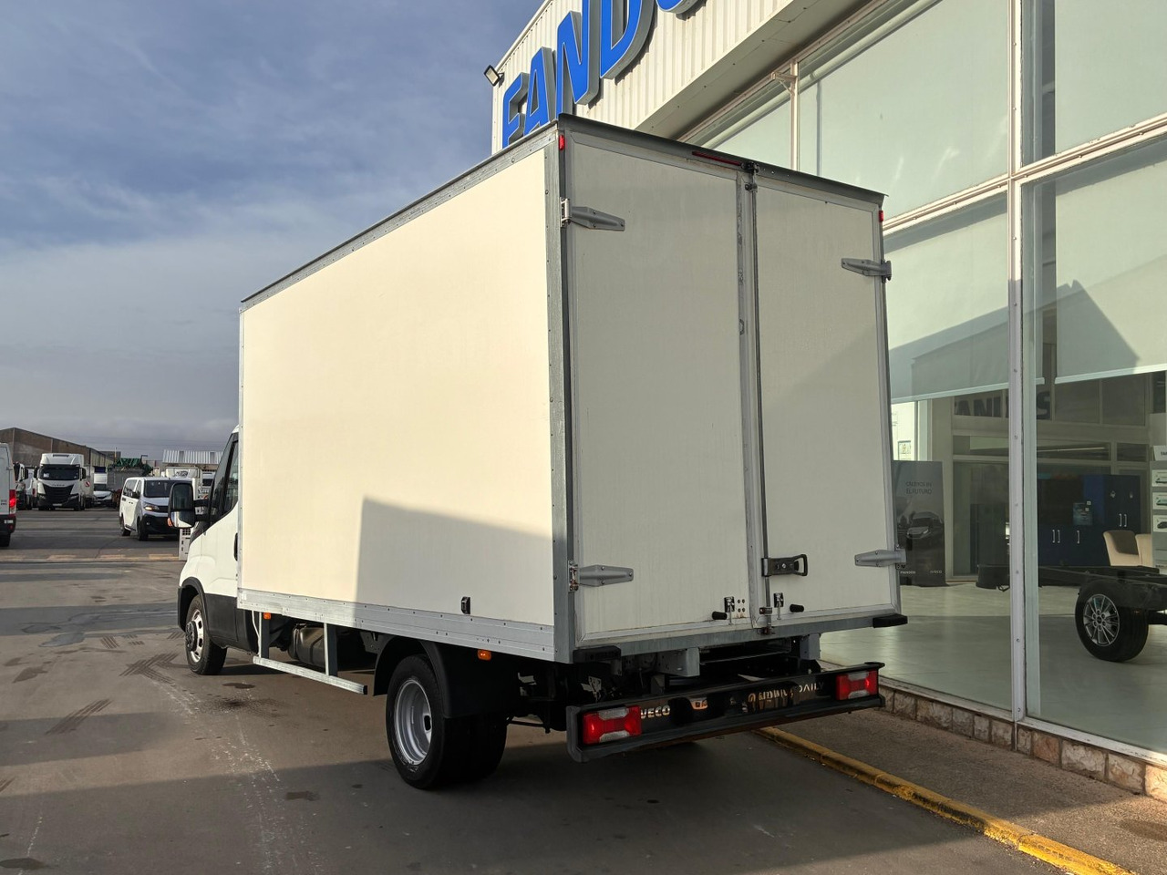 Caja cerrada IVECO 35C16 3.0 20m3 con puertas traseras - 박스 밴 : 사진 4 Caja cerrada IVECO 35C16 3.0 20m3 con puertas traseras - 박스 밴 : 사진 4