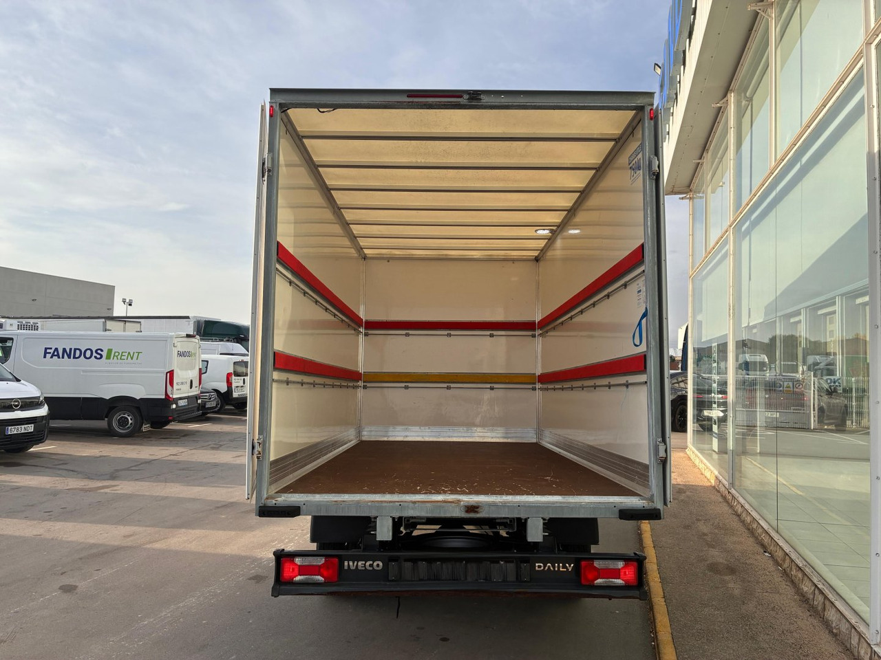 Caja cerrada IVECO 35C16 3.0 20m3 con puertas traseras - 박스 밴 : 사진 5 Caja cerrada IVECO 35C16 3.0 20m3 con puertas traseras - 박스 밴 : 사진 5