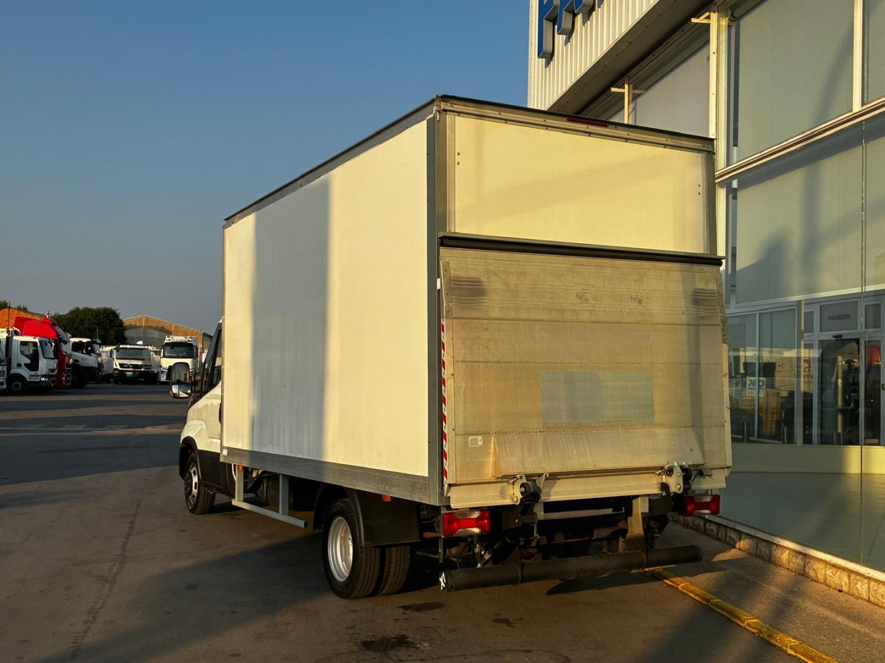 Caja cerrada IVECO 35C16 3.0 20m3 - 박스 밴 : 사진 4 Caja cerrada IVECO 35C16 3.0 20m3 - 박스 밴 : 사진 4