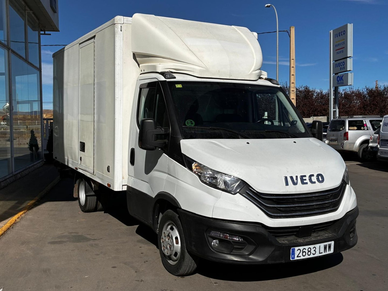 Caja cerrada con plataforma elevadora IVECO 35C14 20m3 con puerta lateral - 박스 밴 : 사진 3 Caja cerrada con plataforma elevadora IVECO 35C14 20m3 con puerta lateral - 박스 밴 : 사진 3