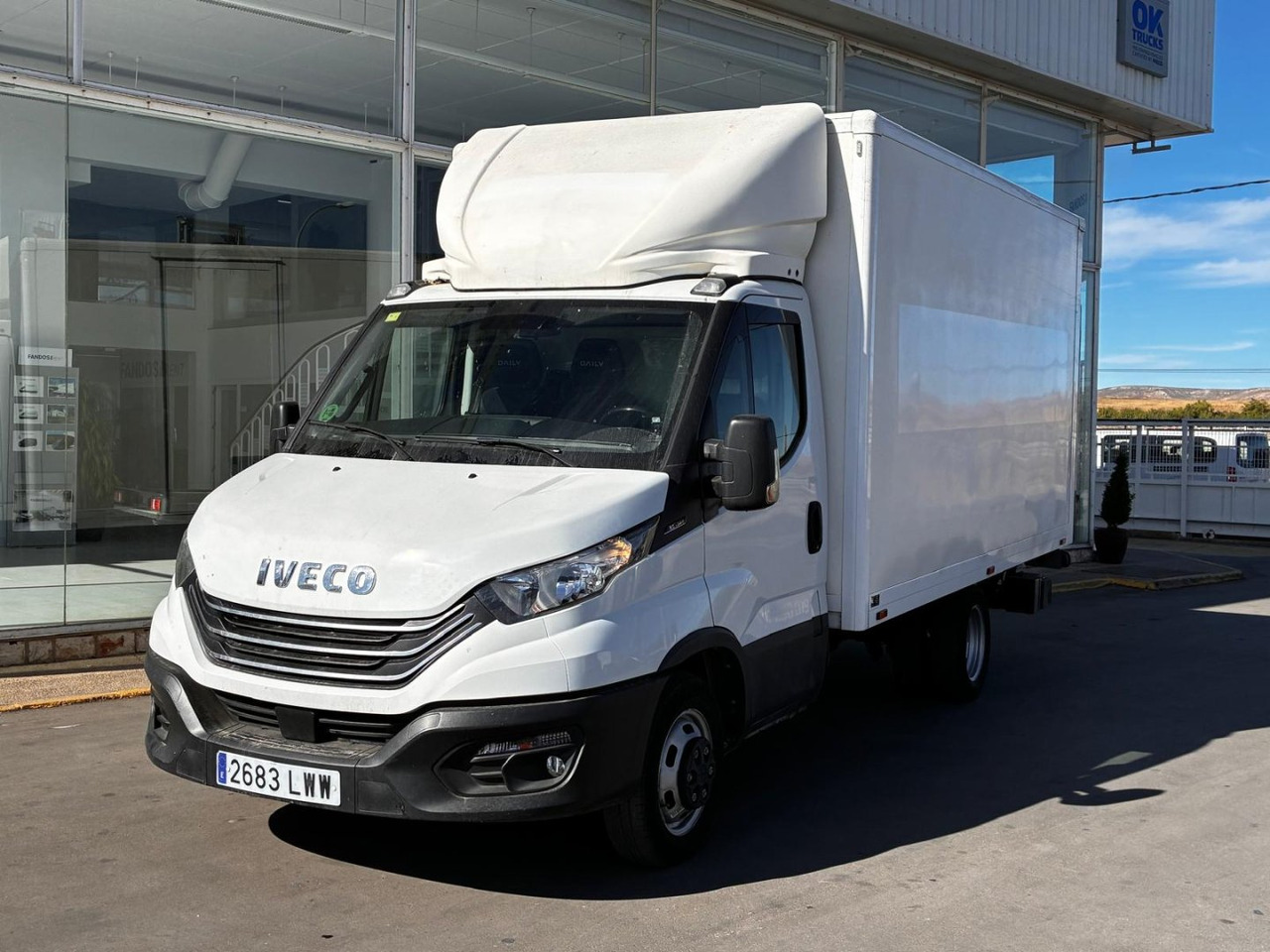 Caja cerrada con plataforma elevadora IVECO 35C14 20m3 con puerta lateral - 박스 밴 : 사진 1 Caja cerrada con plataforma elevadora IVECO 35C14 20m3 con puerta lateral - 박스 밴 : 사진 1