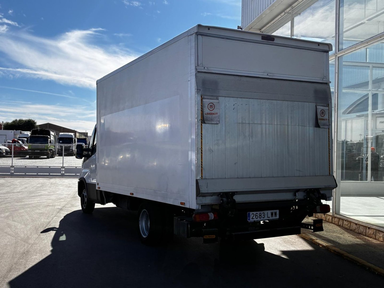 Caja cerrada con plataforma elevadora IVECO 35C14 20m3 con puerta lateral - 박스 밴 : 사진 4 Caja cerrada con plataforma elevadora IVECO 35C14 20m3 con puerta lateral - 박스 밴 : 사진 4
