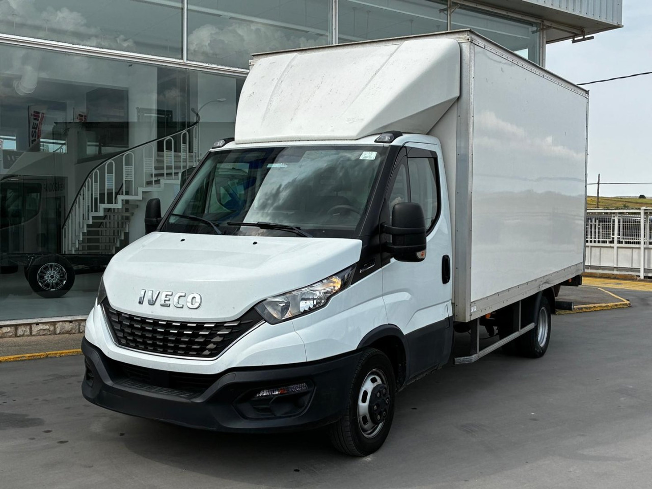 Caja cerrada con plataforma elevadora IVECO 35C16 20m3 Automática - 박스 밴 : 사진 1 Caja cerrada con plataforma elevadora IVECO 35C16 20m3 Automática - 박스 밴 : 사진 1
