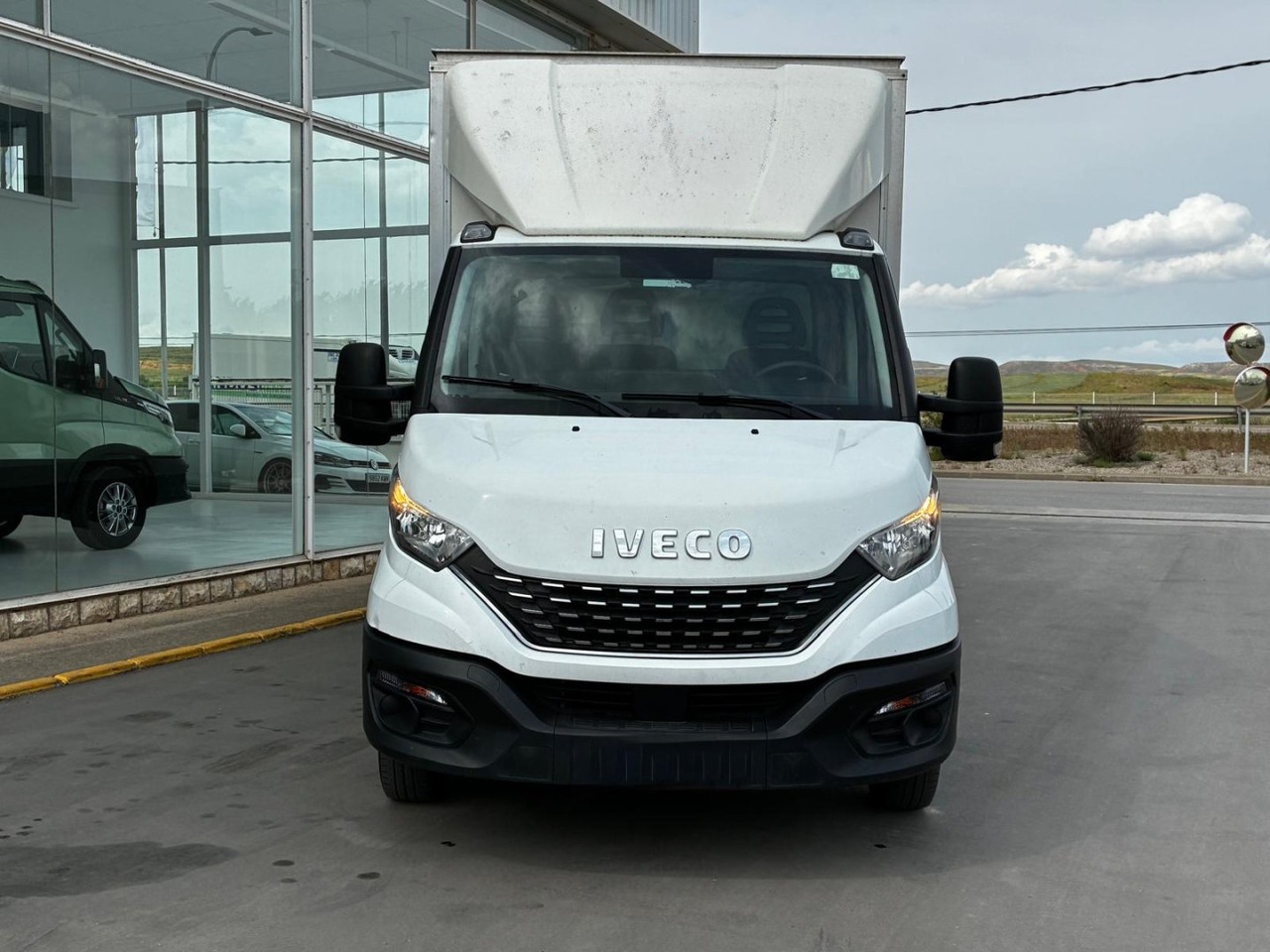 Caja cerrada con plataforma elevadora IVECO 35C16 20m3 Automática - 박스 밴 : 사진 2 Caja cerrada con plataforma elevadora IVECO 35C16 20m3 Automática - 박스 밴 : 사진 2