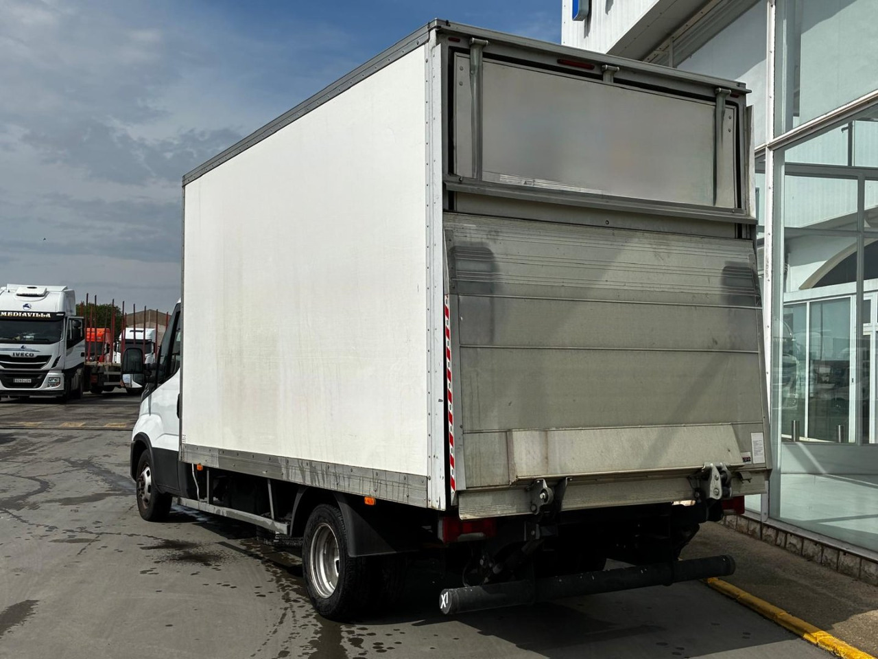 Caja cerrada con plataforma elevadora IVECO 35C16 20m3 Automática - 박스 밴 : 사진 4 Caja cerrada con plataforma elevadora IVECO 35C16 20m3 Automática - 박스 밴 : 사진 4