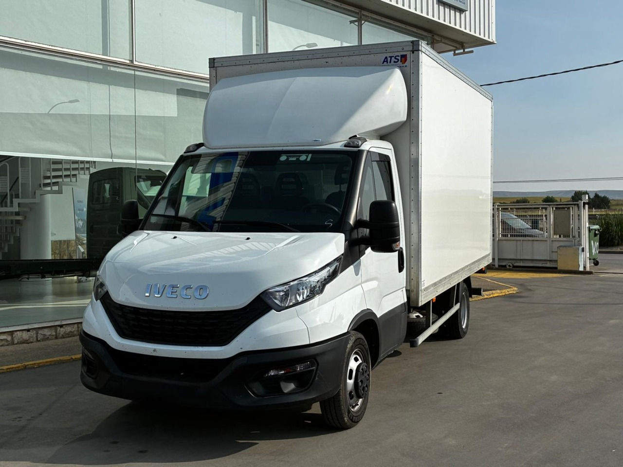 Caja cerrada con plataforma elevadora IVECO 35C16 20m3 - 박스 밴 : 사진 1 Caja cerrada con plataforma elevadora IVECO 35C16 20m3 - 박스 밴 : 사진 1