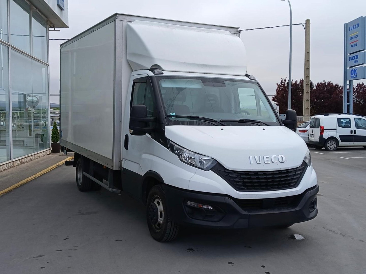 Caja cerrada con plataforma elevadora IVECO 35C16 20m3 - 박스 밴 : 사진 3 Caja cerrada con plataforma elevadora IVECO 35C16 20m3 - 박스 밴 : 사진 3