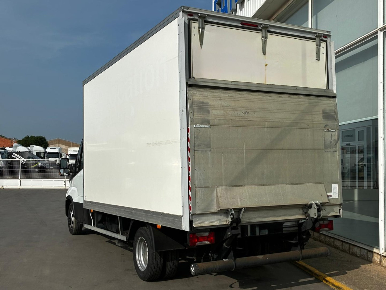 Caja cerrada con plataforma elevadora IVECO 35C16 20m3 - 박스 밴 : 사진 4 Caja cerrada con plataforma elevadora IVECO 35C16 20m3 - 박스 밴 : 사진 4