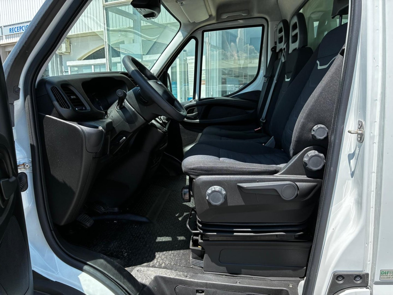 Caja cerrada con plataforma elevadora IVECO 35C16 20m3 - 박스 밴 : 사진 5 Caja cerrada con plataforma elevadora IVECO 35C16 20m3 - 박스 밴 : 사진 5