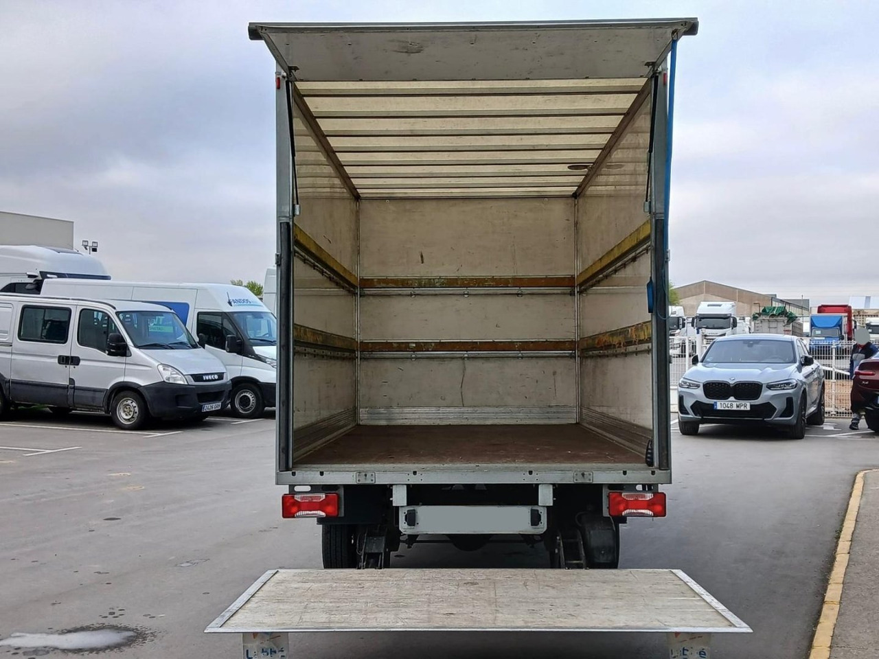 Caja cerrada con plataforma elevadora IVECO 35C16 20m3 - 박스 밴 : 사진 5 Caja cerrada con plataforma elevadora IVECO 35C16 20m3 - 박스 밴 : 사진 5