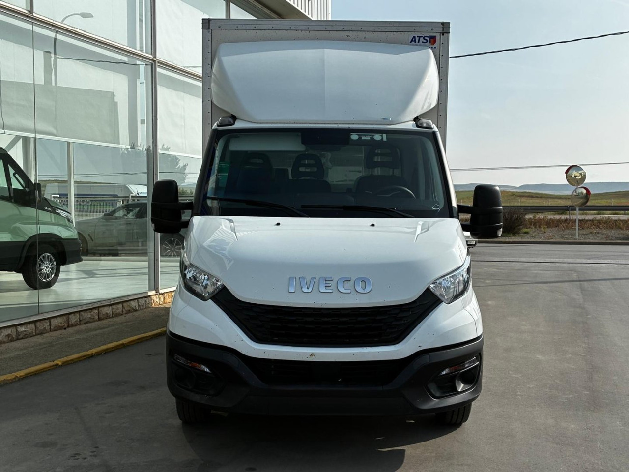 Caja cerrada con plataforma elevadora IVECO 35C16 20m3 - 박스 밴 : 사진 2 Caja cerrada con plataforma elevadora IVECO 35C16 20m3 - 박스 밴 : 사진 2