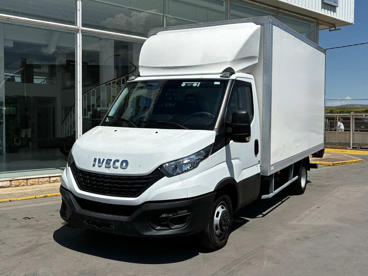 Caja cerrada con plataforma elevadora IVECO 35C16 20m3 - 박스 밴 : 사진 1 Caja cerrada con plataforma elevadora IVECO 35C16 20m3 - 박스 밴 : 사진 1
