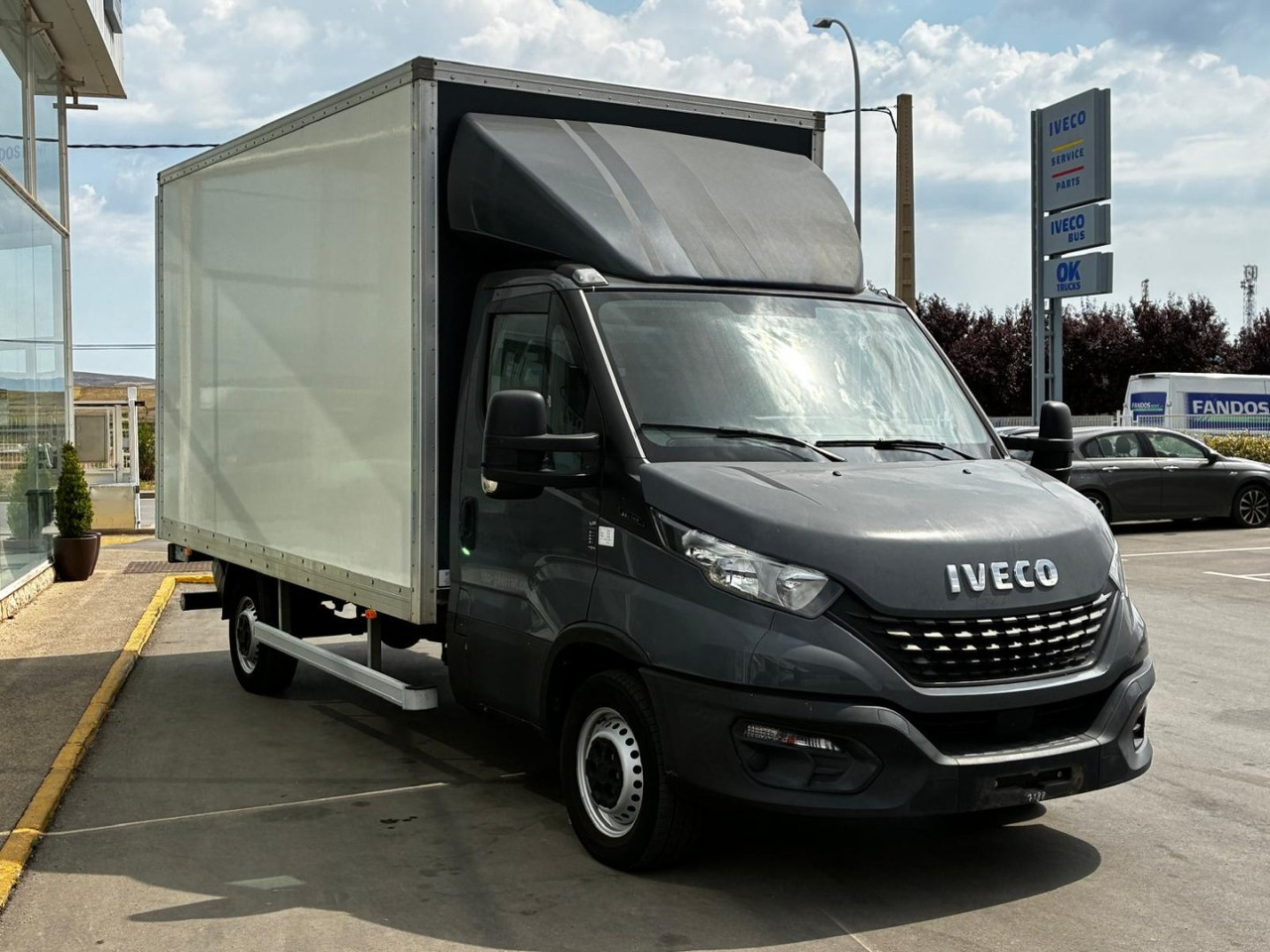 Caja cerrada con plataforma elevadora IVECO 35C16 20m3 - 박스 밴 : 사진 3 Caja cerrada con plataforma elevadora IVECO 35C16 20m3 - 박스 밴 : 사진 3