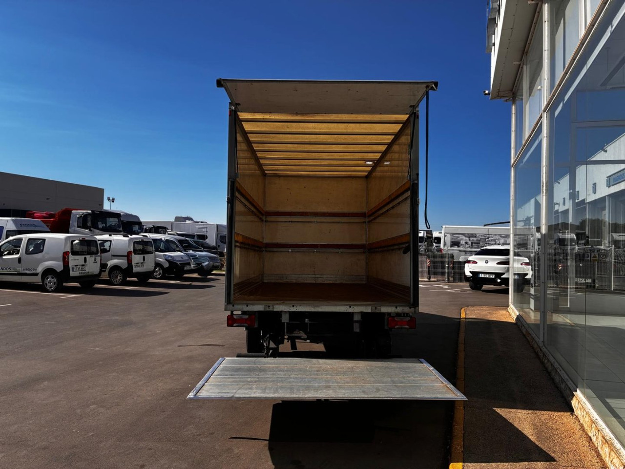 Caja cerrada con plataforma elevadora IVECO 35C16 20m3 - 박스 밴 : 사진 5 Caja cerrada con plataforma elevadora IVECO 35C16 20m3 - 박스 밴 : 사진 5