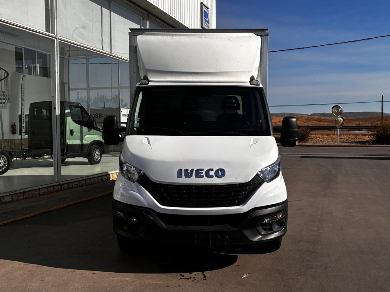 Caja cerrada con plataforma elevadora IVECO 35C16 20m3 - 박스 밴 : 사진 2 Caja cerrada con plataforma elevadora IVECO 35C16 20m3 - 박스 밴 : 사진 2