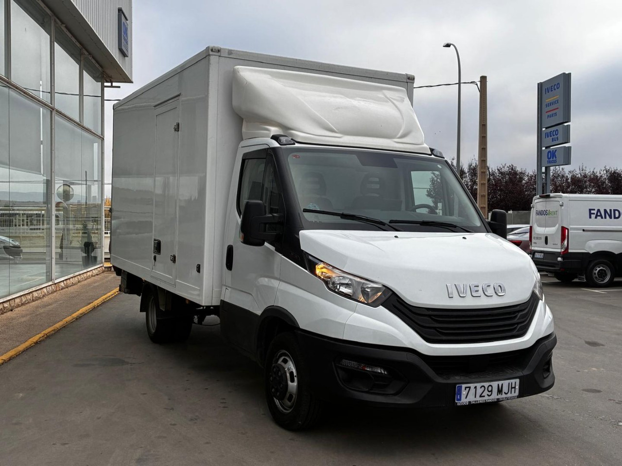 Caja cerrada con plataforma elevadora IVECO 35C16 3.0 20m3 con puerta lateral - 박스 밴 : 사진 3 Caja cerrada con plataforma elevadora IVECO 35C16 3.0 20m3 con puerta lateral - 박스 밴 : 사진 3