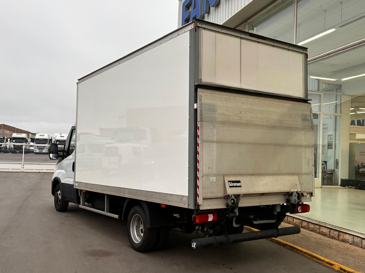 Caja cerrada con plataforma elevadora IVECO 35C16 3.0 20m3 - 박스 밴 : 사진 4 Caja cerrada con plataforma elevadora IVECO 35C16 3.0 20m3 - 박스 밴 : 사진 4
