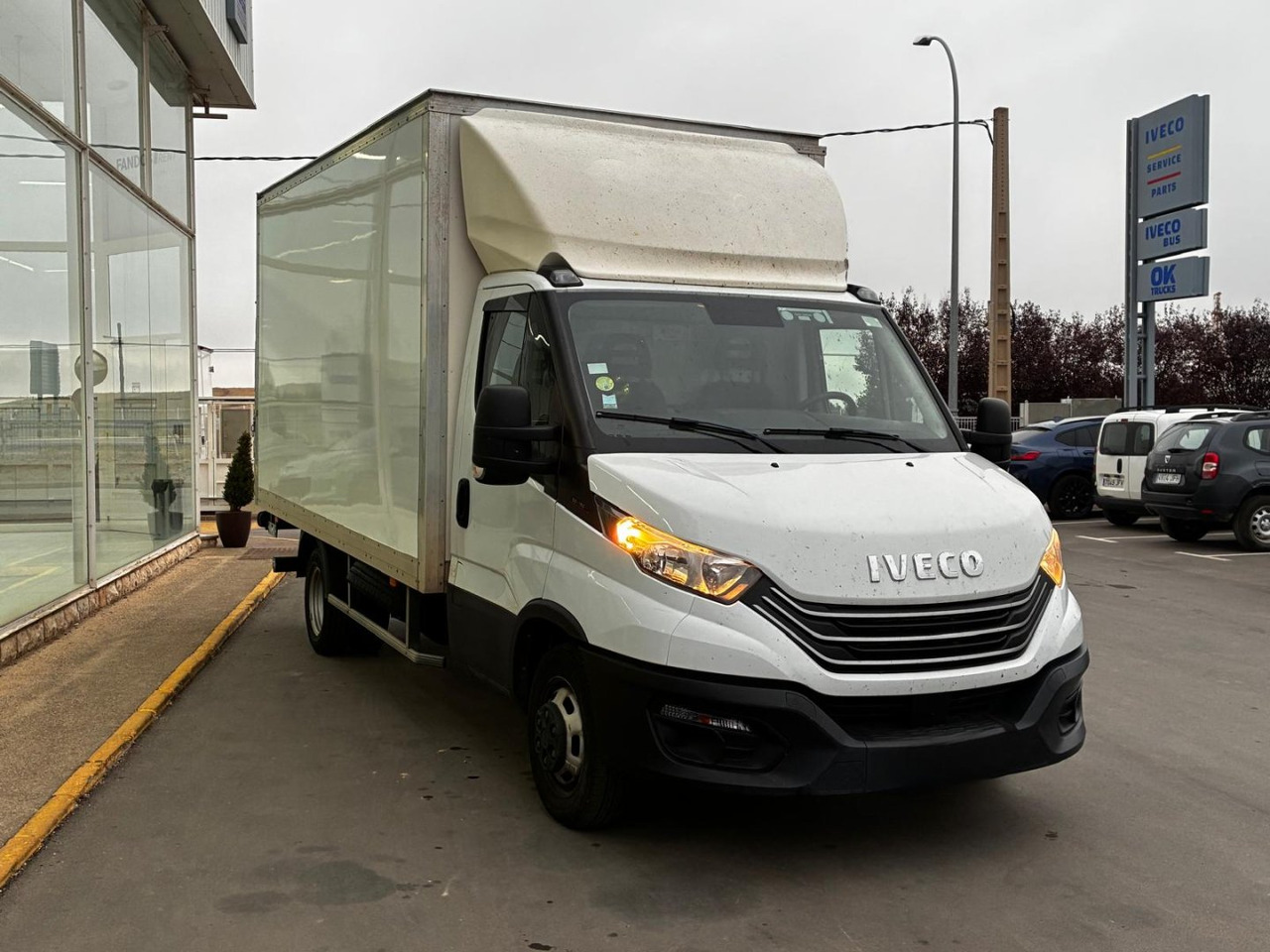 Caja cerrada con plataforma elevadora IVECO 35C16 3.0 20m3 - 박스 밴 : 사진 3 Caja cerrada con plataforma elevadora IVECO 35C16 3.0 20m3 - 박스 밴 : 사진 3